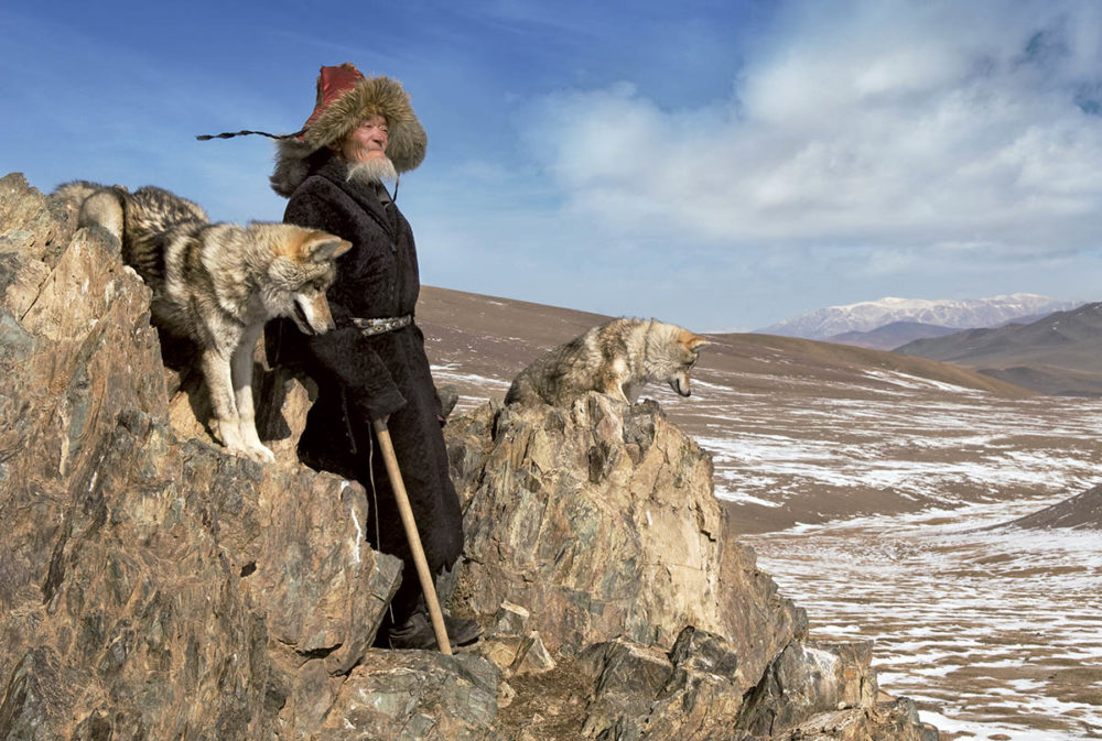 dark-heavens-hamid-sardar-mongolië-man-hond