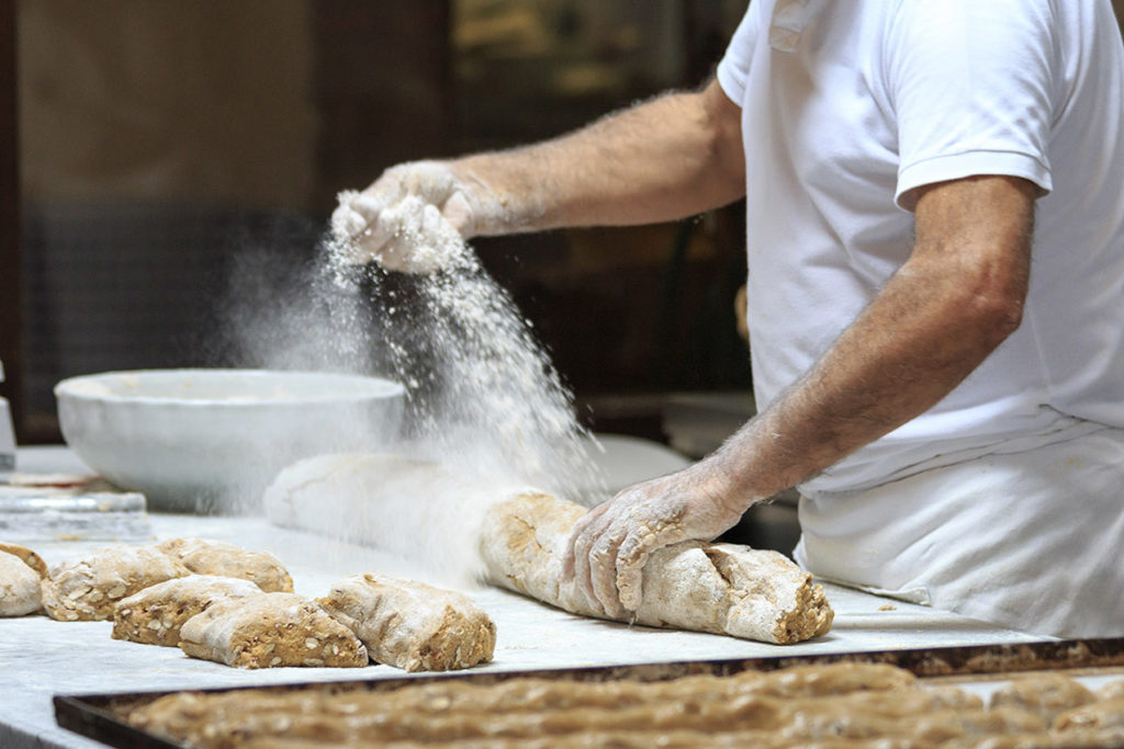 italy-fatorria-la-vialla-making bread
