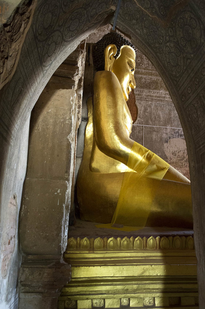 myanmar-bagan-ananda-temple-sitting-buddha