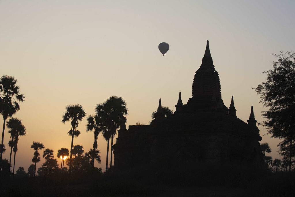 myanmar bagan balloon sunset