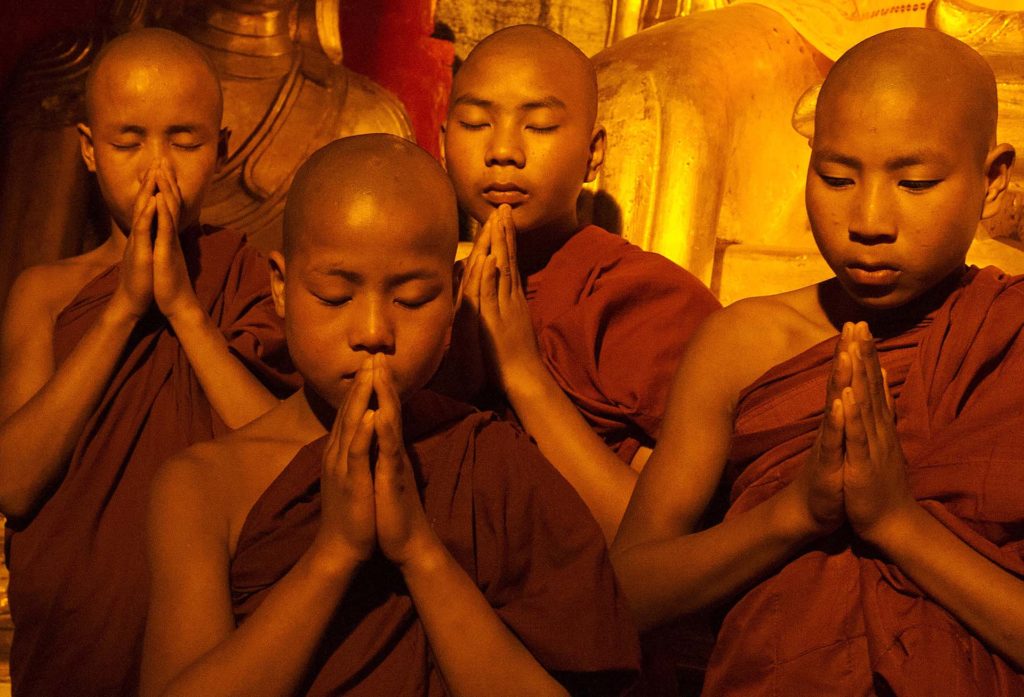 myanmar-biddende-jongen-monikken-boeddisme-header