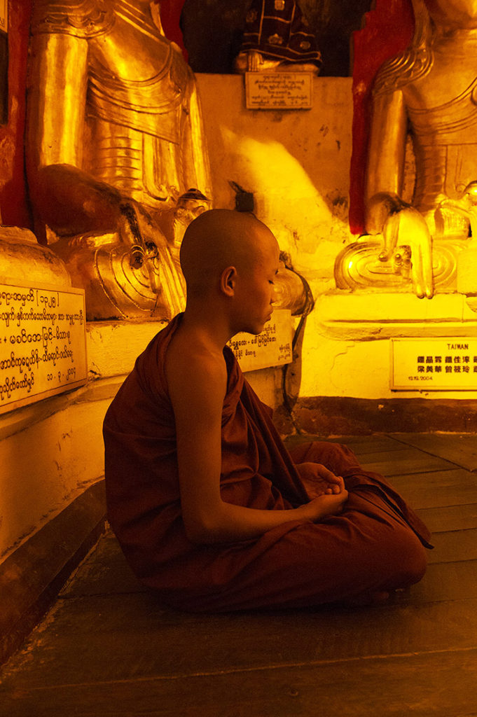 myanmar-praying-monk