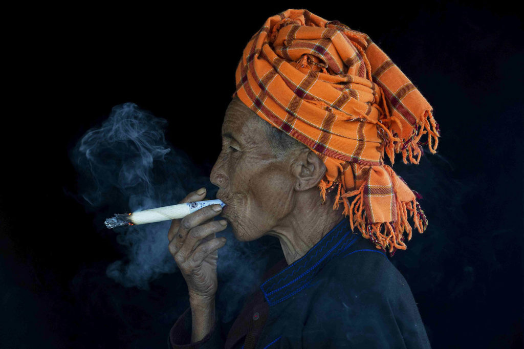 myanmar-loikaw-pao-woman-cheroot