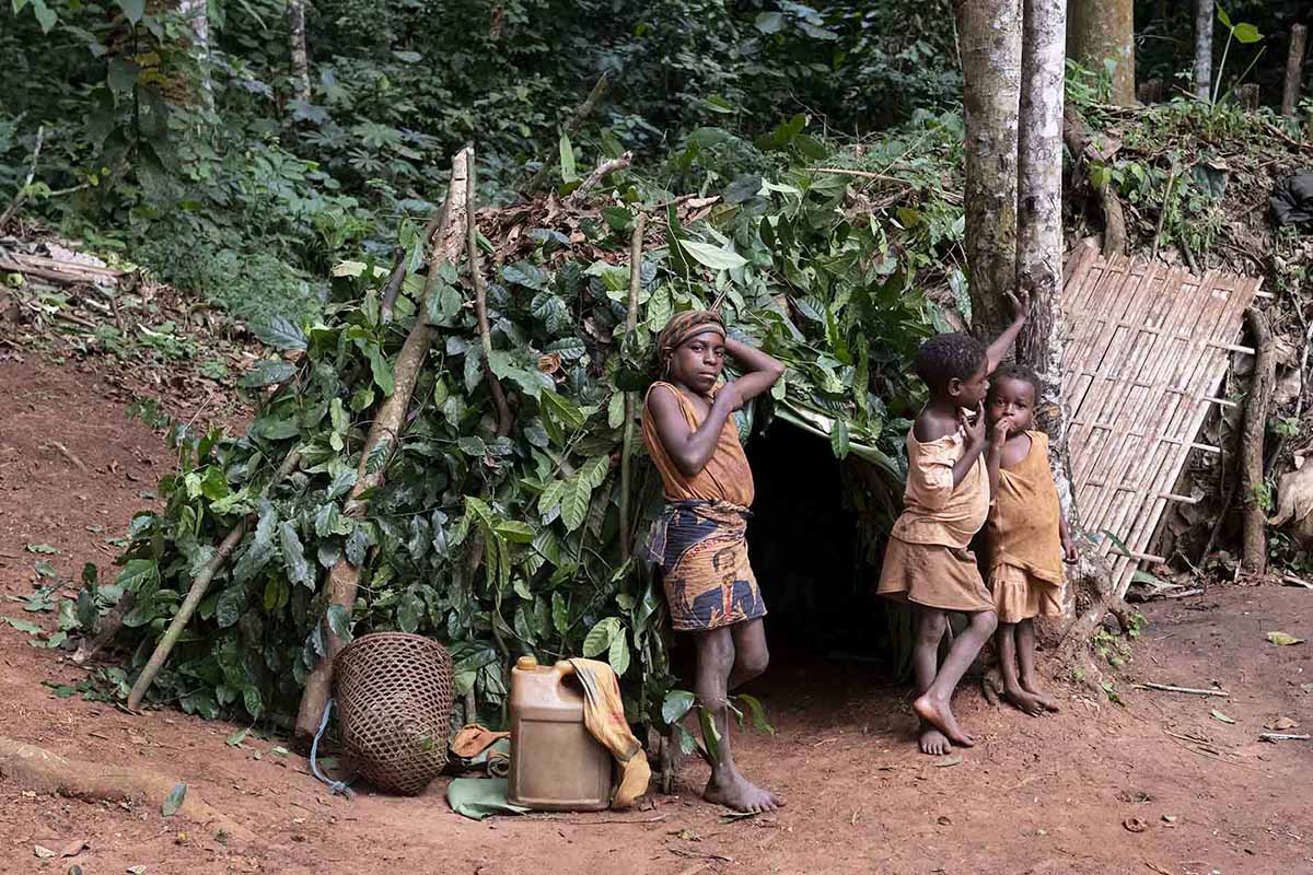 kameroen-baka-pygmeeën-tribes-kinderen-hut