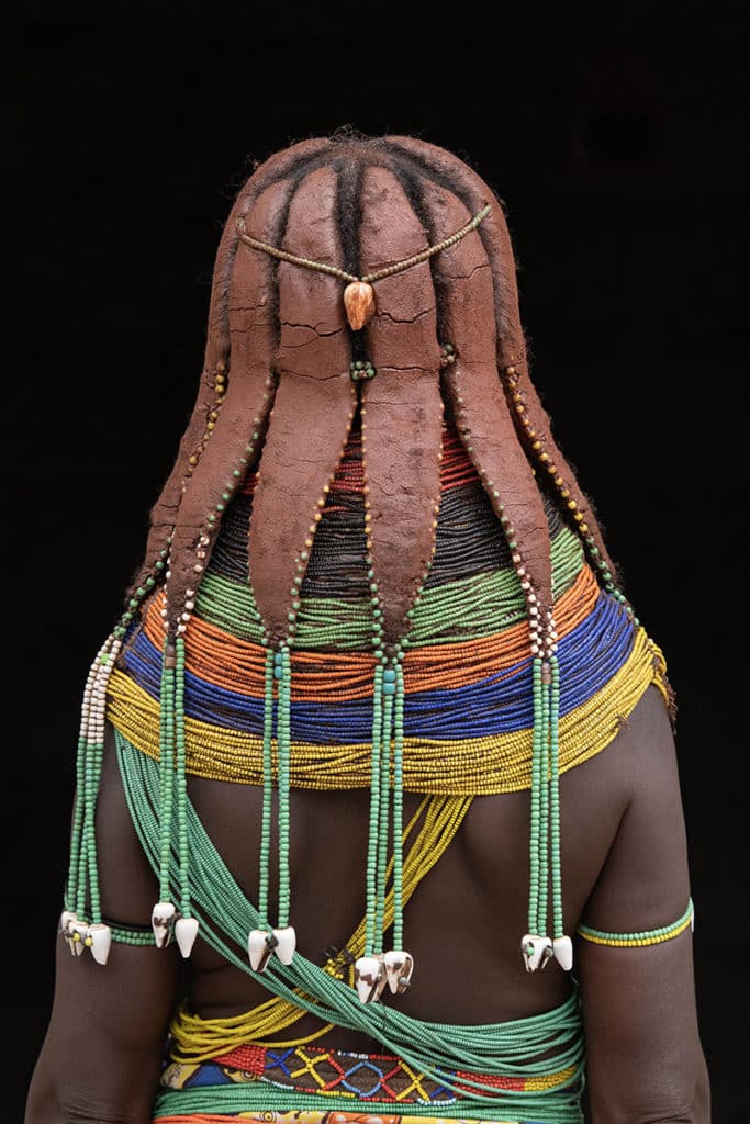 back-mule-woman-hairdress-beads-henk-bothof