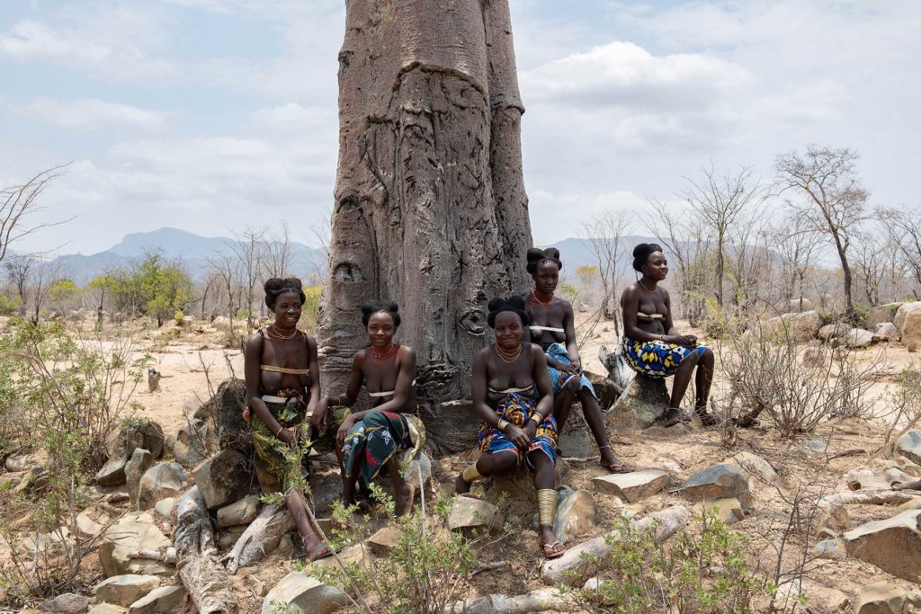 Angola-Nguendelengo-women-Henk Bothof