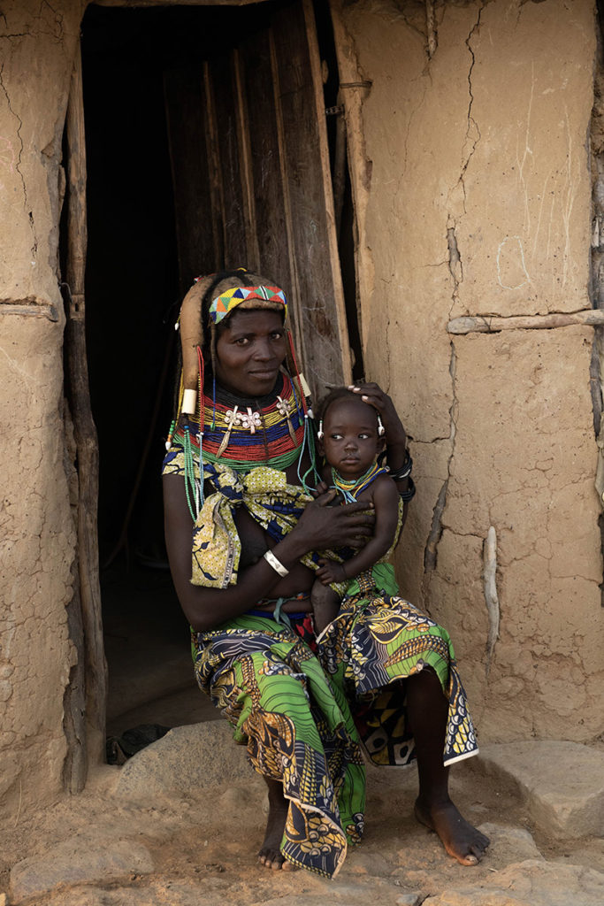 Angola-muila woman-with child on her lap-henk bothof