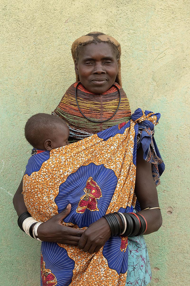 muila woman-with-baby-angola-henk bothof