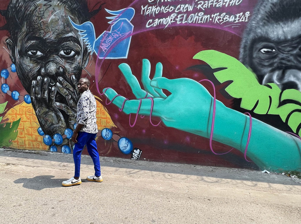 passer-by-street-art-Rua-dos-Mercardores