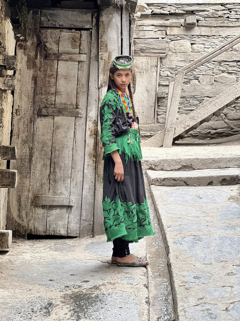 pakistan-kalash-meisje-groene-kleding-henk-bothof
