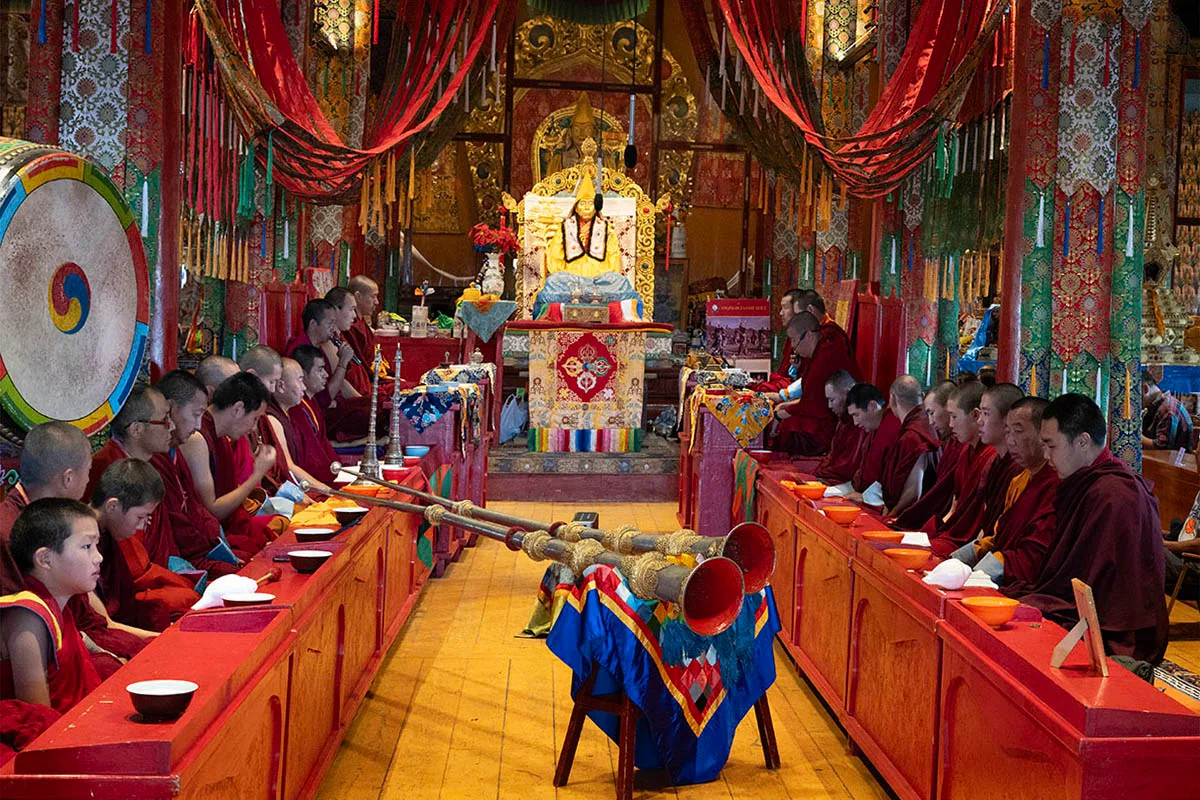ceremonie-monniken-amarbayasgalant-klooster-henk-bothof