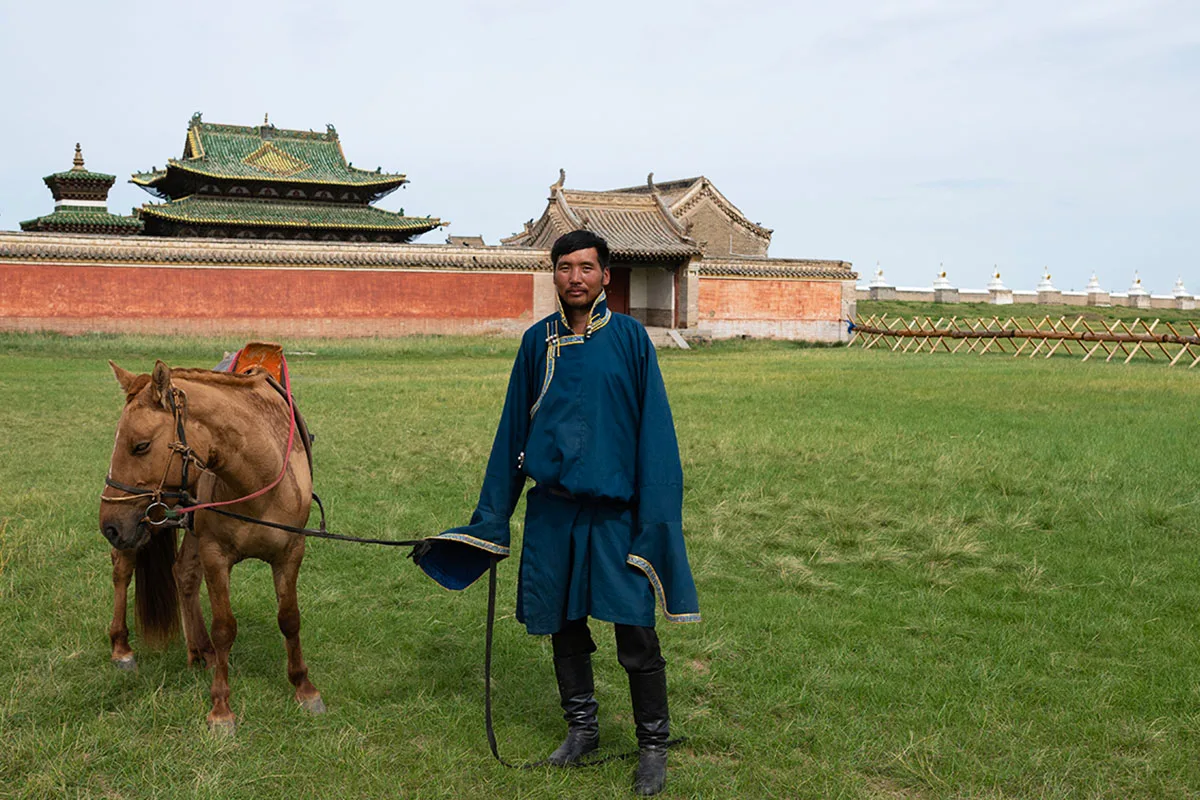 man-met-paard-erdene-zuu-klooster-mongolie-henk-bothof