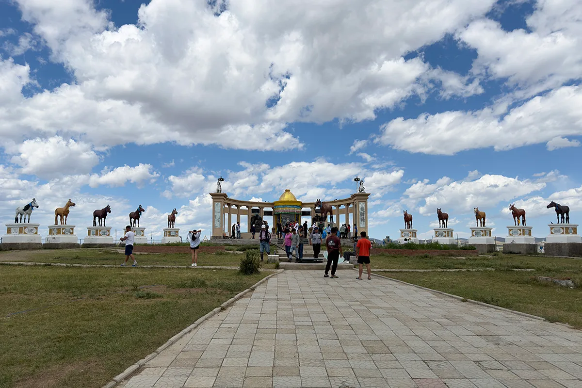 monument-arvagarkheer-mongolie-h-bothof