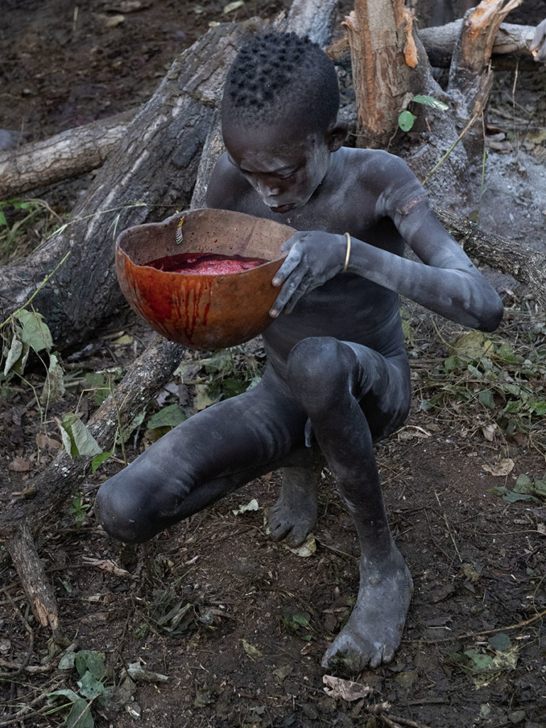 Suri-jongen-calabas-bloed-tribers-ethiopia-henk-bothof