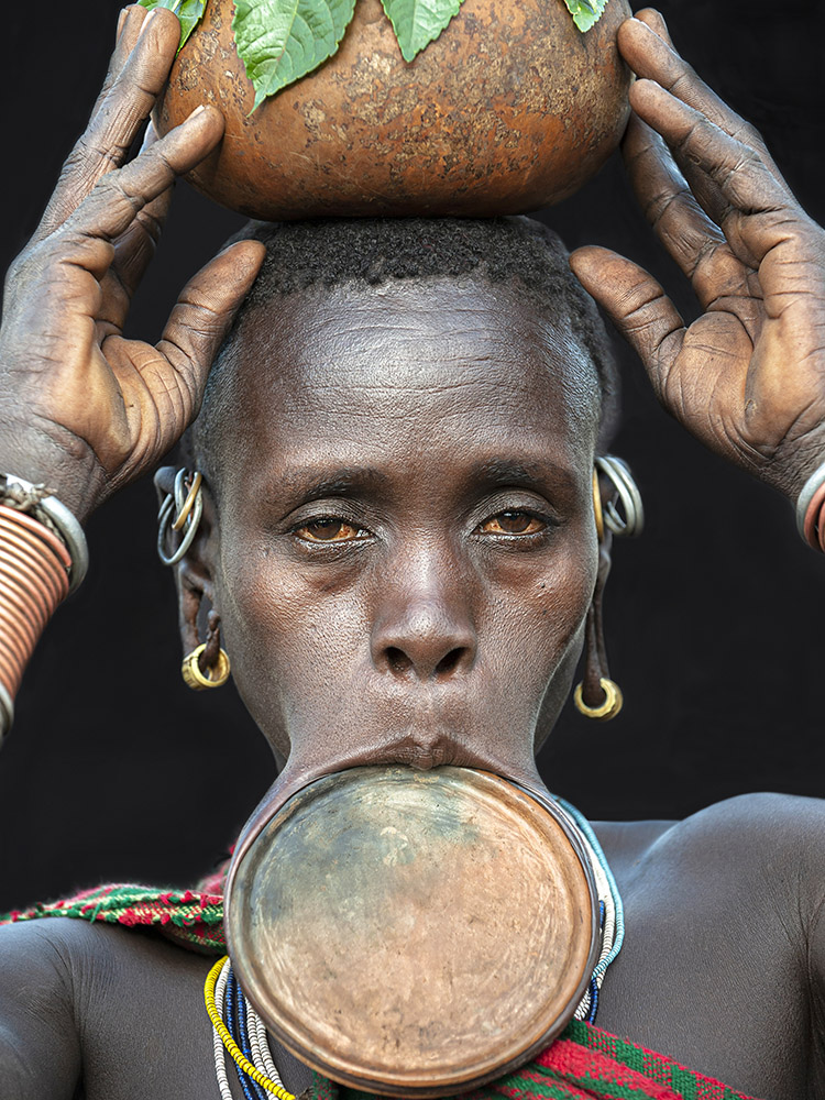 suri-lipschotel-tribes-ethiopia-henk-bothof